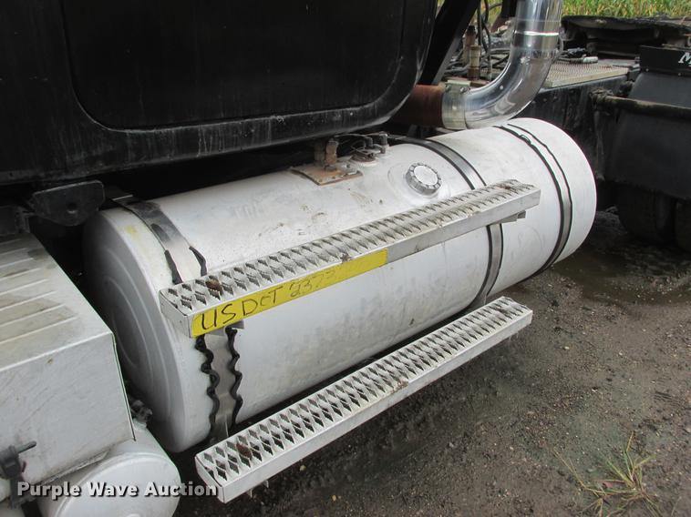 image for item K6113 1981 Mack RWS778LST semi truck