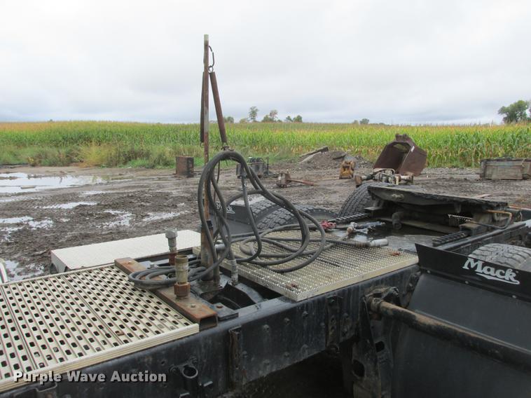 image for item K6113 1981 Mack RWS778LST semi truck