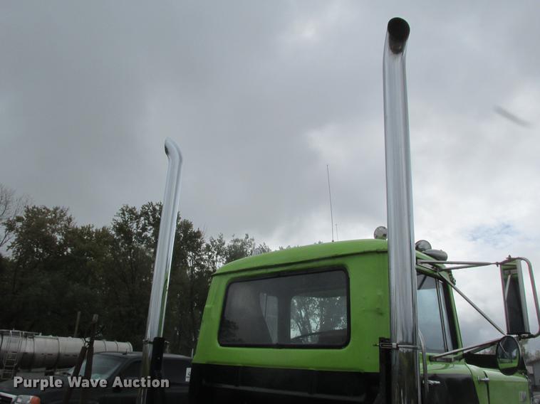 image for item K6113 1981 Mack RWS778LST semi truck