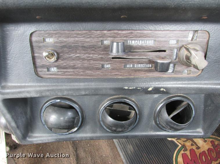 image for item K6113 1981 Mack RWS778LST semi truck