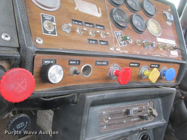 image for item K6113 1981 Mack RWS778LST semi truck