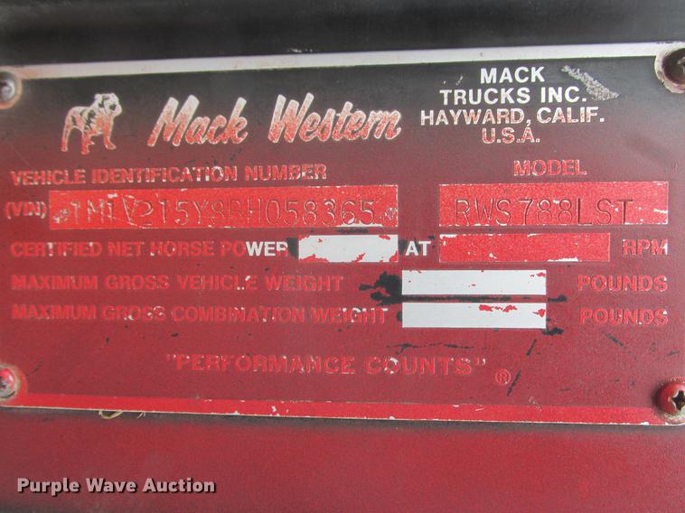 image for item K6113 1981 Mack RWS778LST semi truck