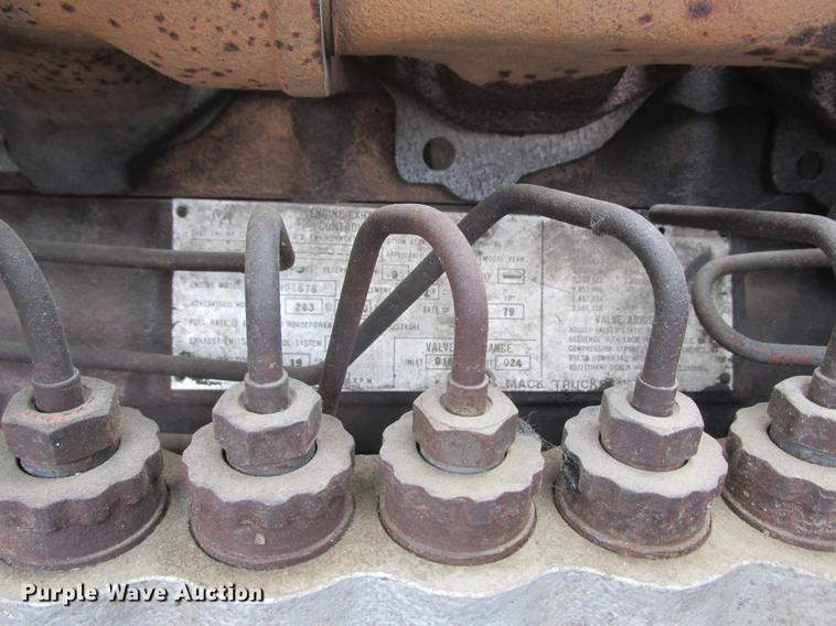 image for item K6113 1981 Mack RWS778LST semi truck