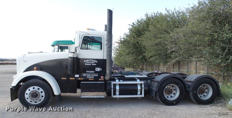 image for item L6653 2001 Freightliner FLD120 semi truck