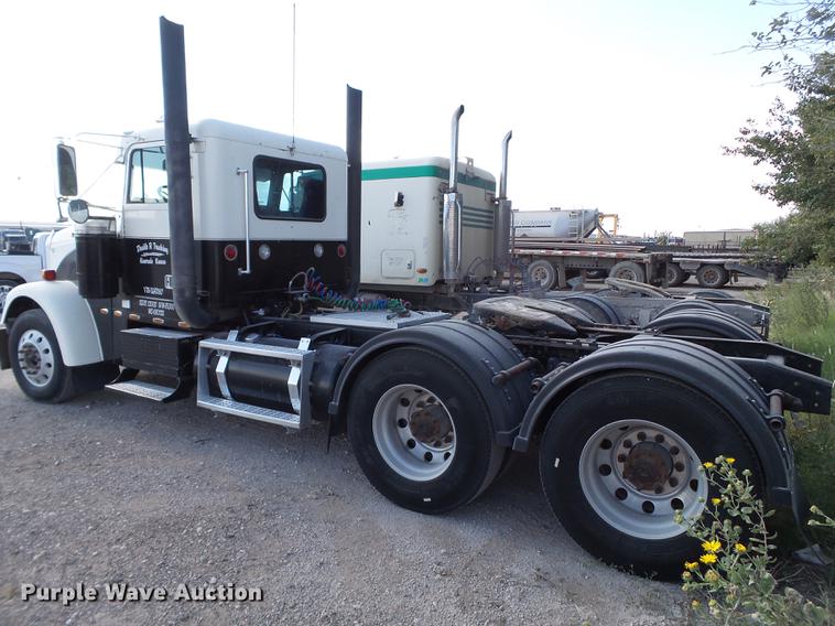 image for item L6653 2001 Freightliner FLD120 semi truck