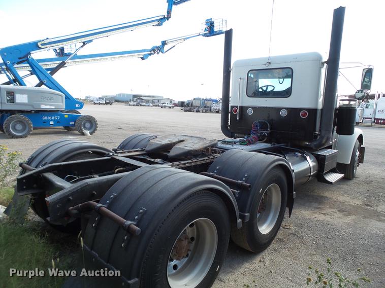 image for item L6653 2001 Freightliner FLD120 semi truck