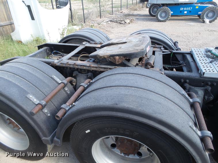 image for item L6653 2001 Freightliner FLD120 semi truck