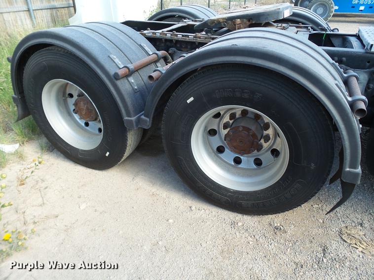 image for item L6653 2001 Freightliner FLD120 semi truck