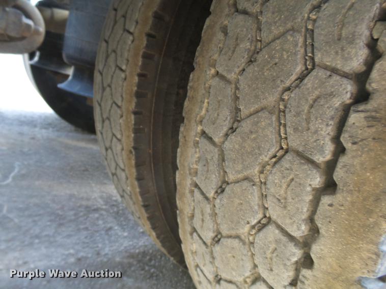 image for item L6653 2001 Freightliner FLD120 semi truck