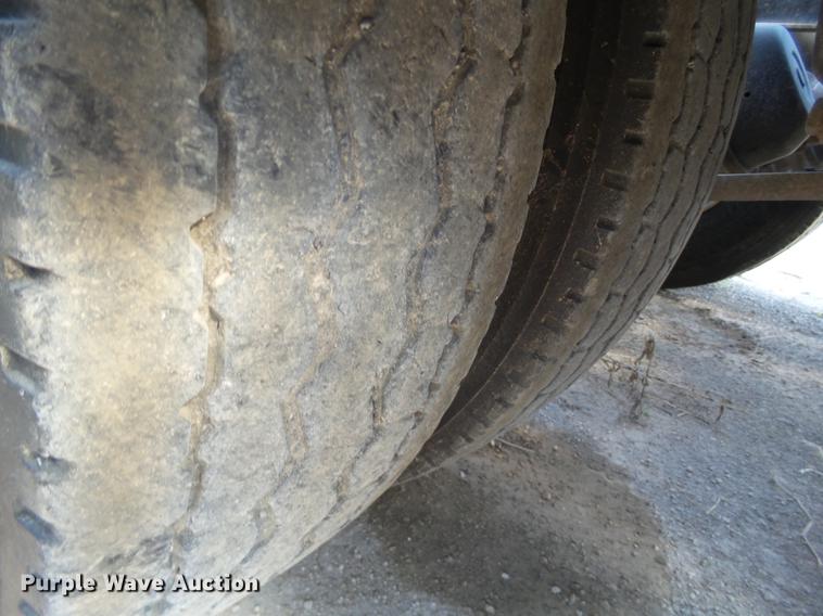 image for item L6653 2001 Freightliner FLD120 semi truck