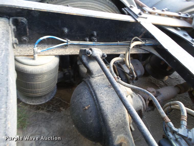 image for item L6653 2001 Freightliner FLD120 semi truck