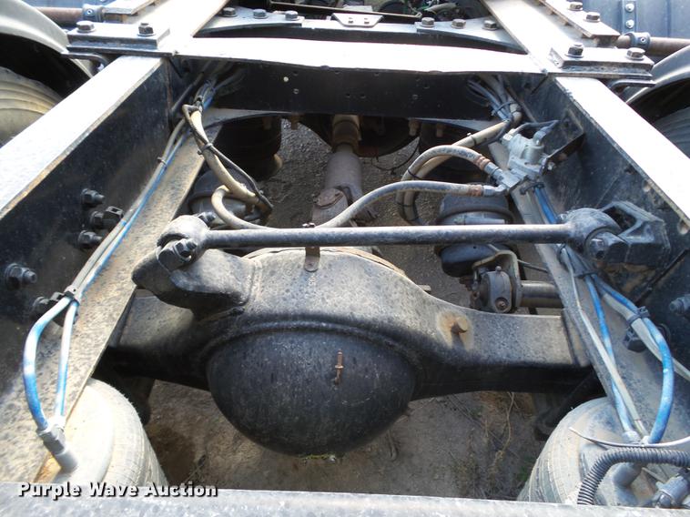 image for item L6653 2001 Freightliner FLD120 semi truck