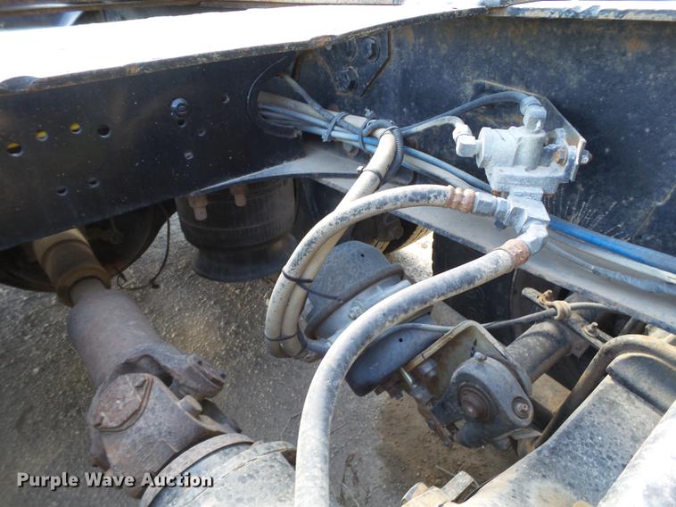 image for item L6653 2001 Freightliner FLD120 semi truck