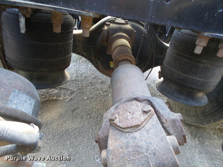 image for item L6653 2001 Freightliner FLD120 semi truck