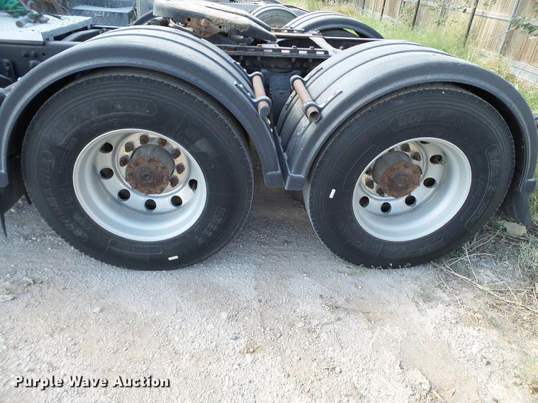 image for item L6653 2001 Freightliner FLD120 semi truck