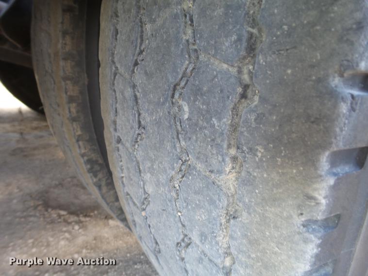 image for item L6653 2001 Freightliner FLD120 semi truck