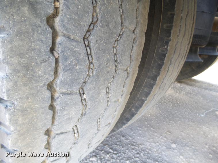 image for item L6653 2001 Freightliner FLD120 semi truck