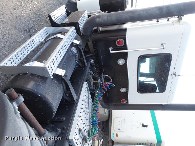 image for item L6653 2001 Freightliner FLD120 semi truck