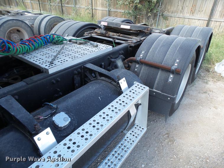 image for item L6653 2001 Freightliner FLD120 semi truck