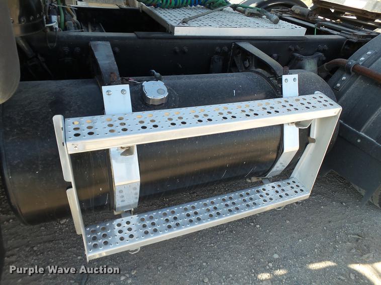 image for item L6653 2001 Freightliner FLD120 semi truck