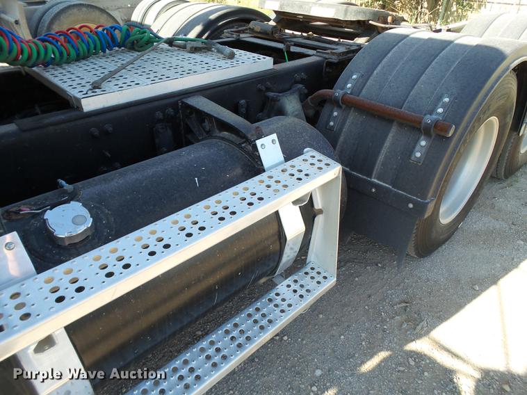 image for item L6653 2001 Freightliner FLD120 semi truck