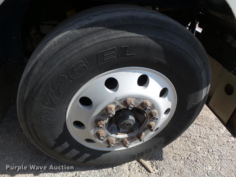 image for item L6653 2001 Freightliner FLD120 semi truck