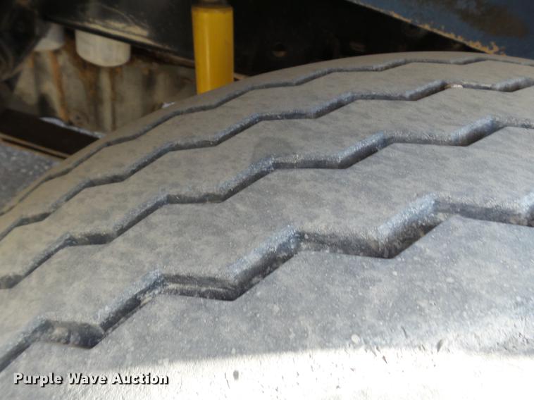 image for item L6653 2001 Freightliner FLD120 semi truck