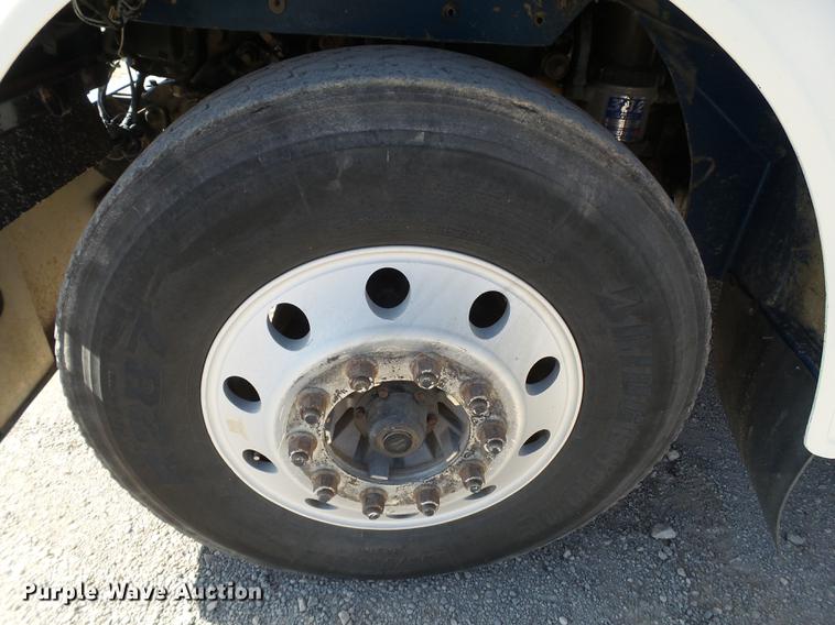 image for item L6653 2001 Freightliner FLD120 semi truck