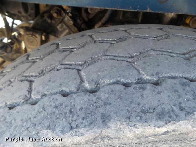 image for item L6653 2001 Freightliner FLD120 semi truck