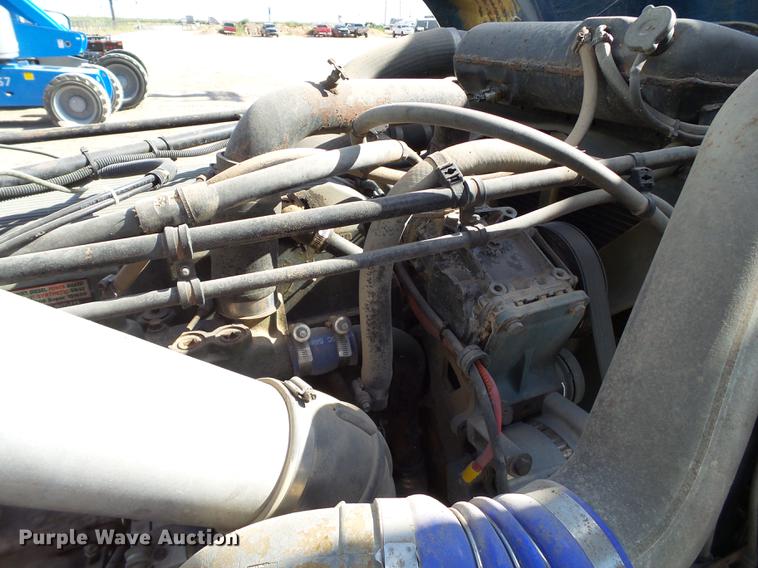 image for item L6653 2001 Freightliner FLD120 semi truck