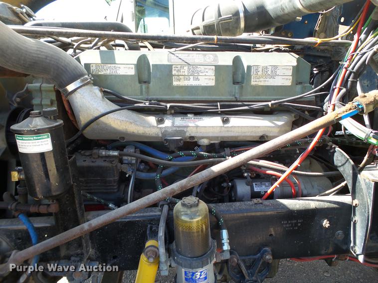 image for item L6653 2001 Freightliner FLD120 semi truck