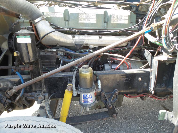 image for item L6653 2001 Freightliner FLD120 semi truck