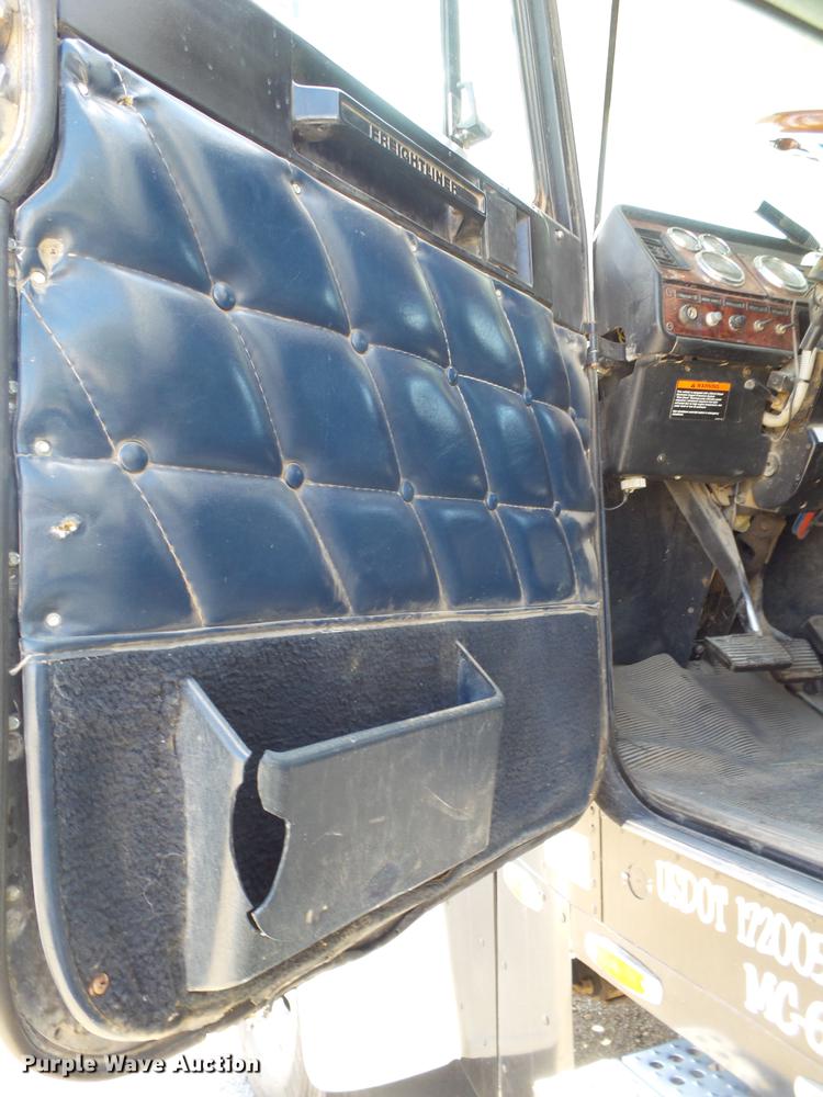 image for item L6653 2001 Freightliner FLD120 semi truck