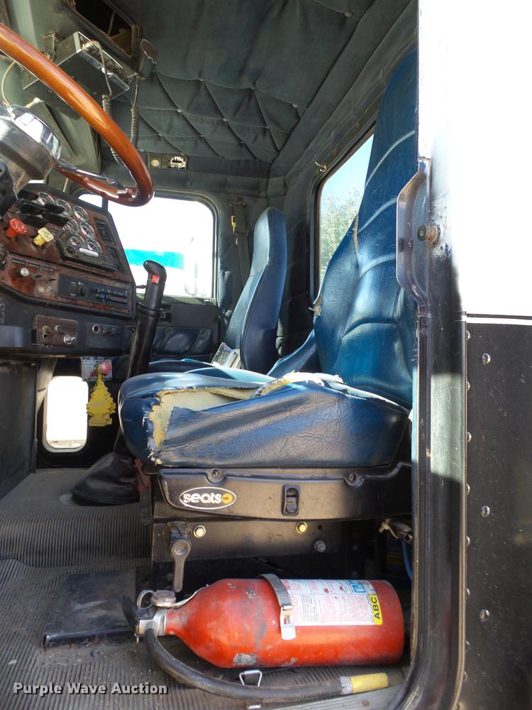 image for item L6653 2001 Freightliner FLD120 semi truck