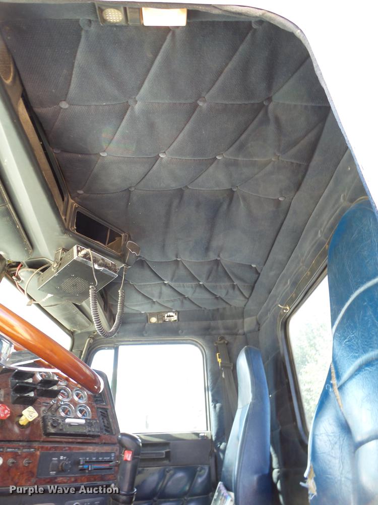 image for item L6653 2001 Freightliner FLD120 semi truck