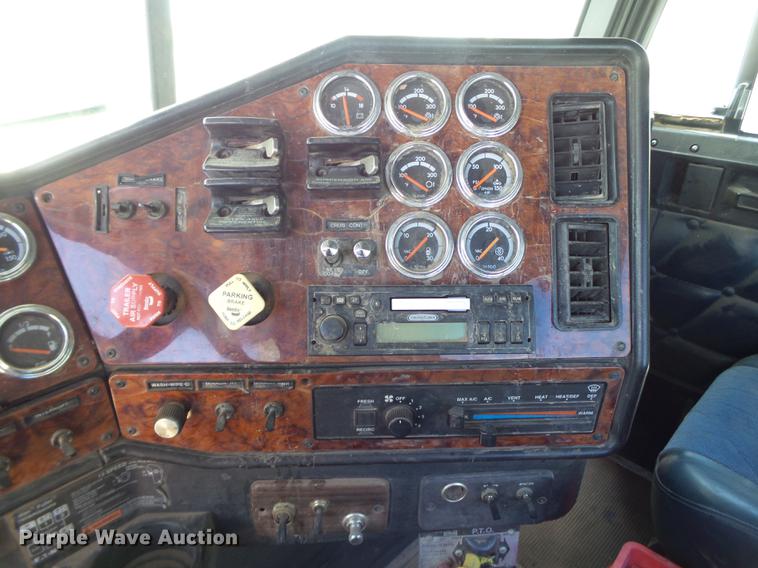 image for item L6653 2001 Freightliner FLD120 semi truck