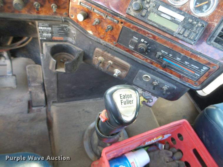 image for item L6653 2001 Freightliner FLD120 semi truck