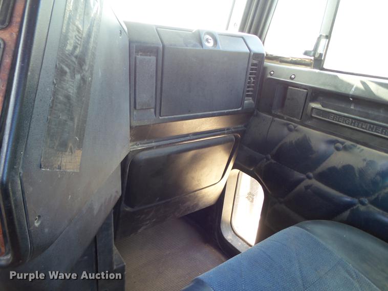 image for item L6653 2001 Freightliner FLD120 semi truck