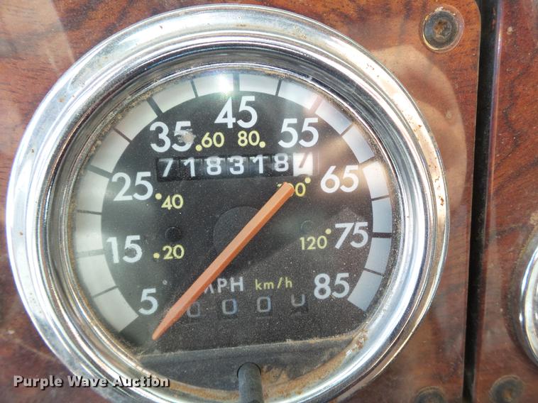 image for item L6653 2001 Freightliner FLD120 semi truck