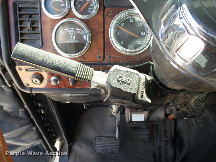 image for item L6653 2001 Freightliner FLD120 semi truck