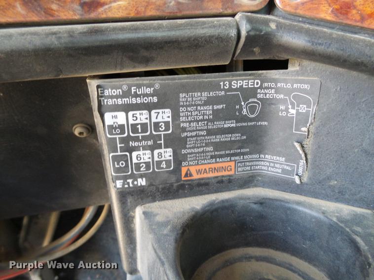 image for item L6653 2001 Freightliner FLD120 semi truck