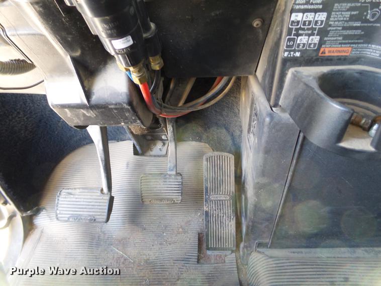 image for item L6653 2001 Freightliner FLD120 semi truck