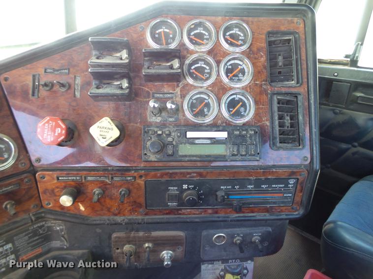 image for item L6653 2001 Freightliner FLD120 semi truck