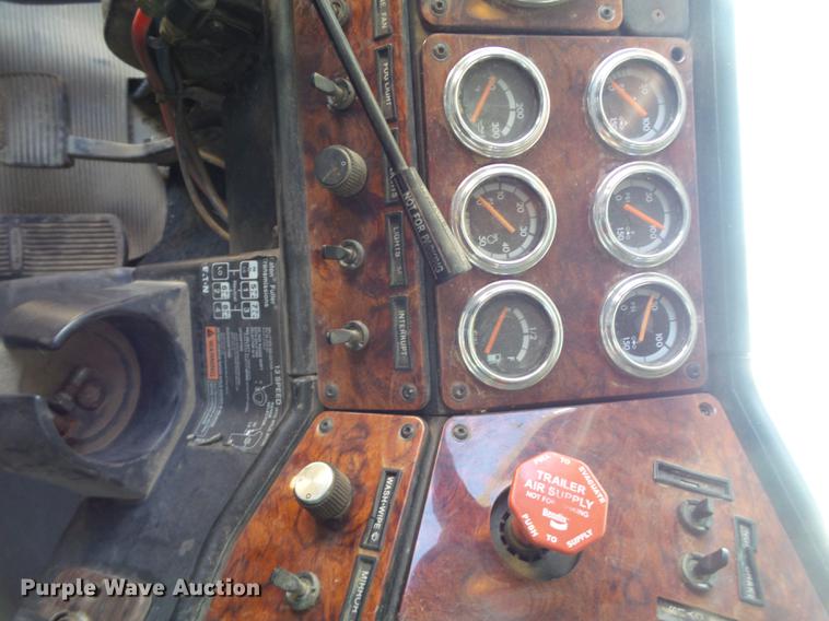 image for item L6653 2001 Freightliner FLD120 semi truck