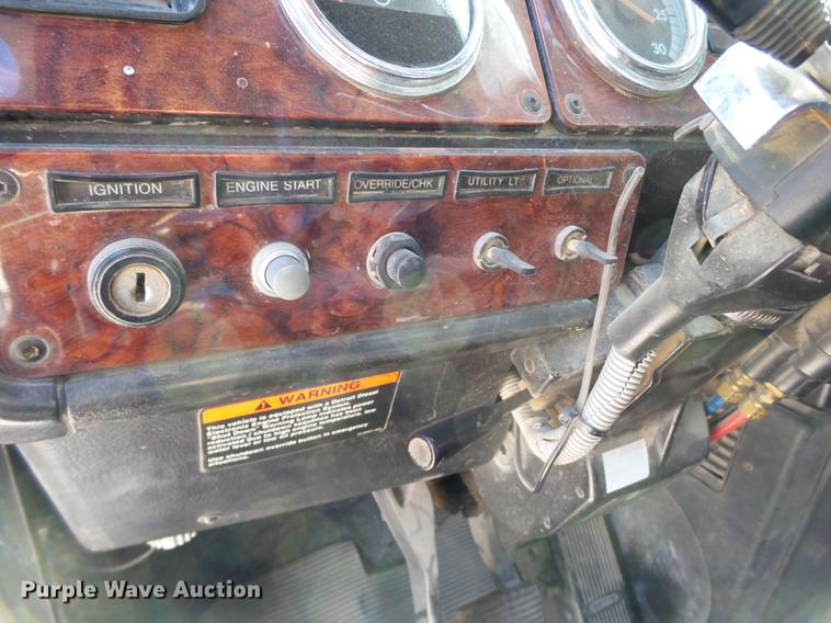 image for item L6653 2001 Freightliner FLD120 semi truck