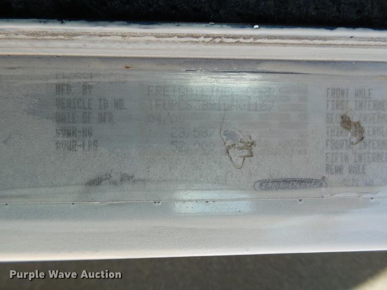 image for item L6653 2001 Freightliner FLD120 semi truck