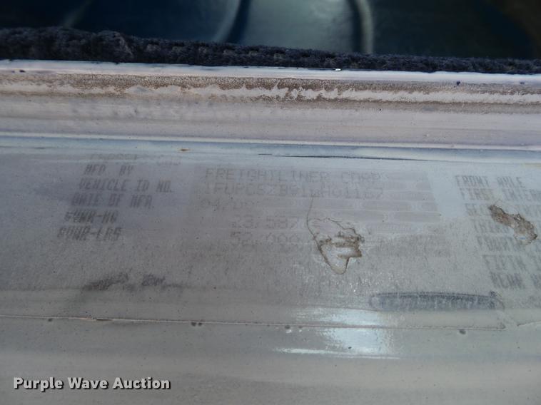 image for item L6653 2001 Freightliner FLD120 semi truck