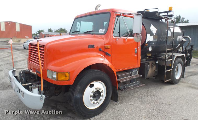 image for item DC2483 1996 International 4700 oil distributor truck