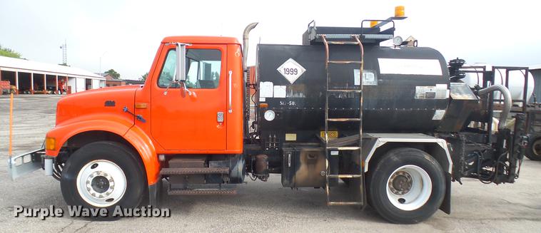 image for item DC2483 1996 International 4700 oil distributor truck