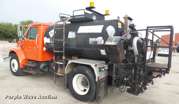 image for item DC2483 1996 International 4700 oil distributor truck